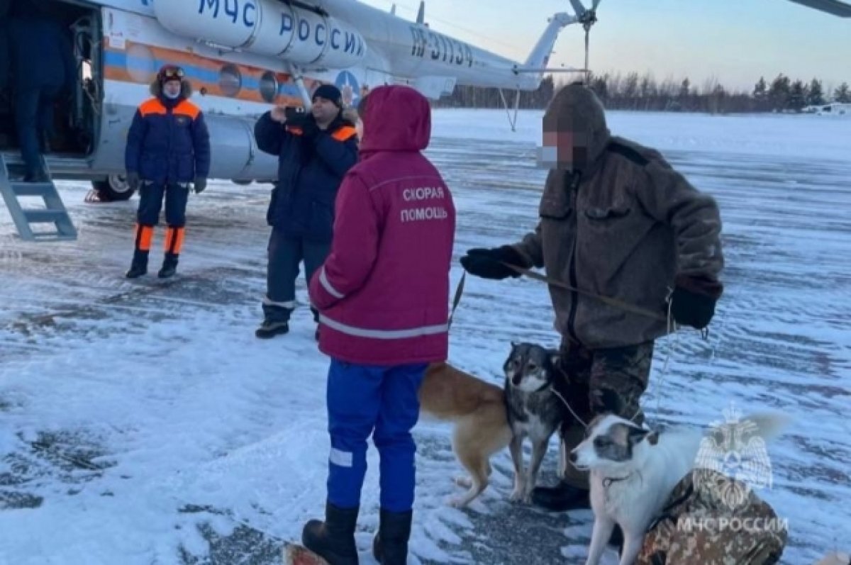    Спасатели вывезли двух мужчин и трёх собак.