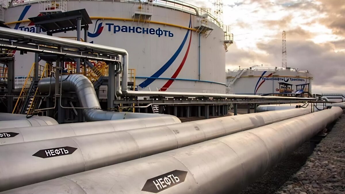     «Транснефть» не снизила прокачку нефти по своей системе, однако на экспорт ушло на 6,5% меньше, на нефтепереработку в РФ — на 2,3% больше