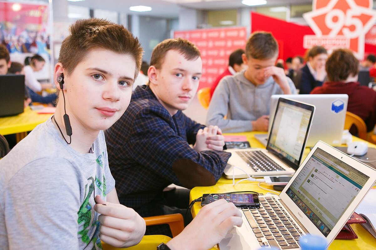 Программирует мир. Программирует мир