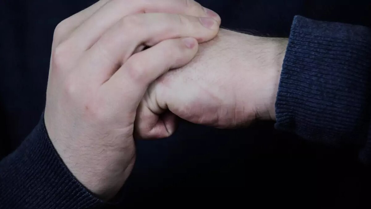     В Казани на улице Юлиуса Фучика водитель автомобиля затеял драку с коммунальщиком. Последний, к слову, почти не смог дать отпор обидчику. Ситуацию на видео снял прохожий, публикация появилась в Telegram-канале «В Казани Поймут».