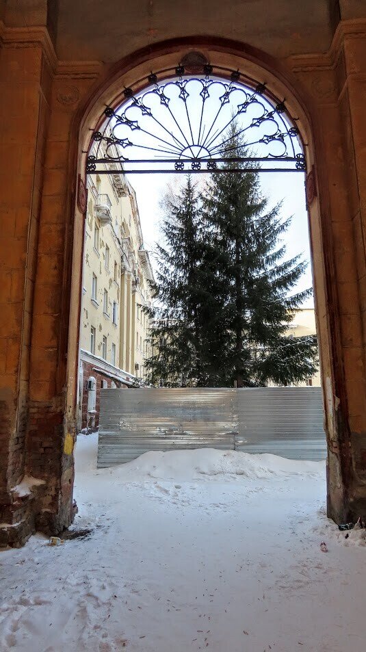 Тяжёлая там обстановка, вроде и памятники архитектуры но построены на глиняных плавунах, без свай. Глиняные грунты имеют нехорошее свойство - менять свою плотность из-за влажности. Вот там всё и поплыло. Музыкальный театр из-за этого долго реконструировали, уплотняли грунт. Но в доме как в театре установку не поставишь (надо снести перекрытия подвала и первого этажа и ворота пробить). Так что скорее всего город потеряет эти дома в центре.Писал Вадим Михайлин, тут 