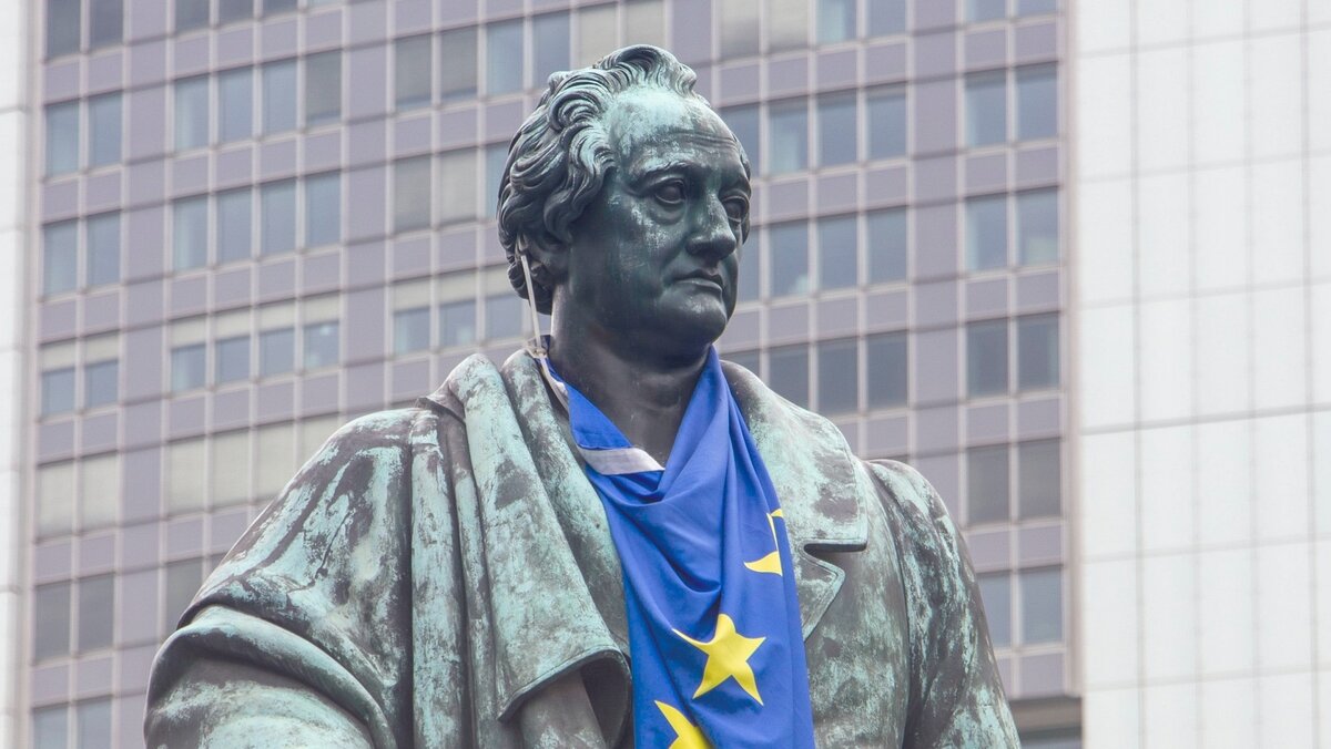 Yes денежная скульптура. Статуя денег. Древнеримская богиня фортуна. Скульптура и деньги арт. Символ богатства в буддизме.