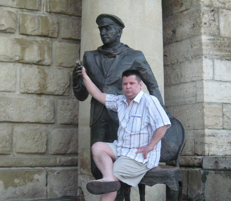 автор у Провала в Пятигорске, лет 10 назад