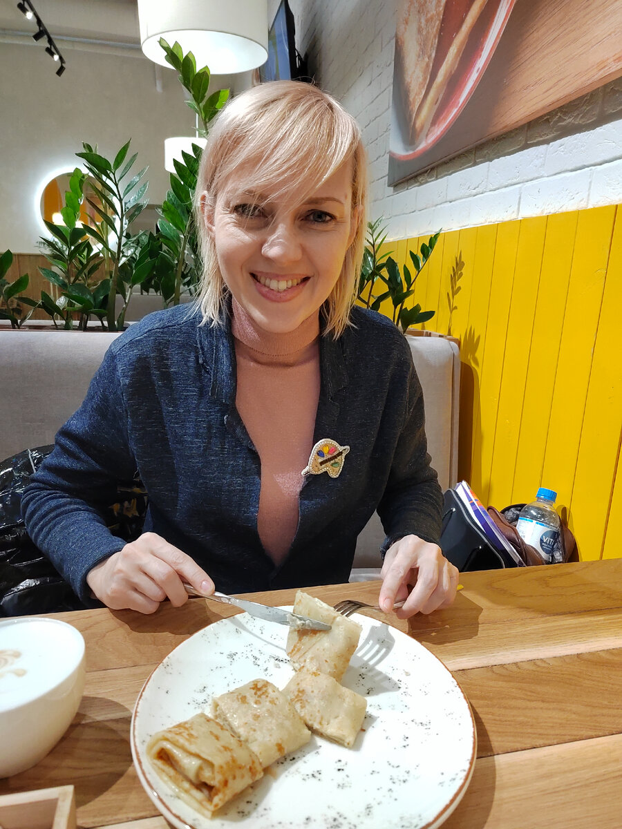 Где можно посидеть с детьми. Детская комната в ресторане. Где можно посидеть с детьми. Детское кафе лето пермь. Семья обедает в ресторане.