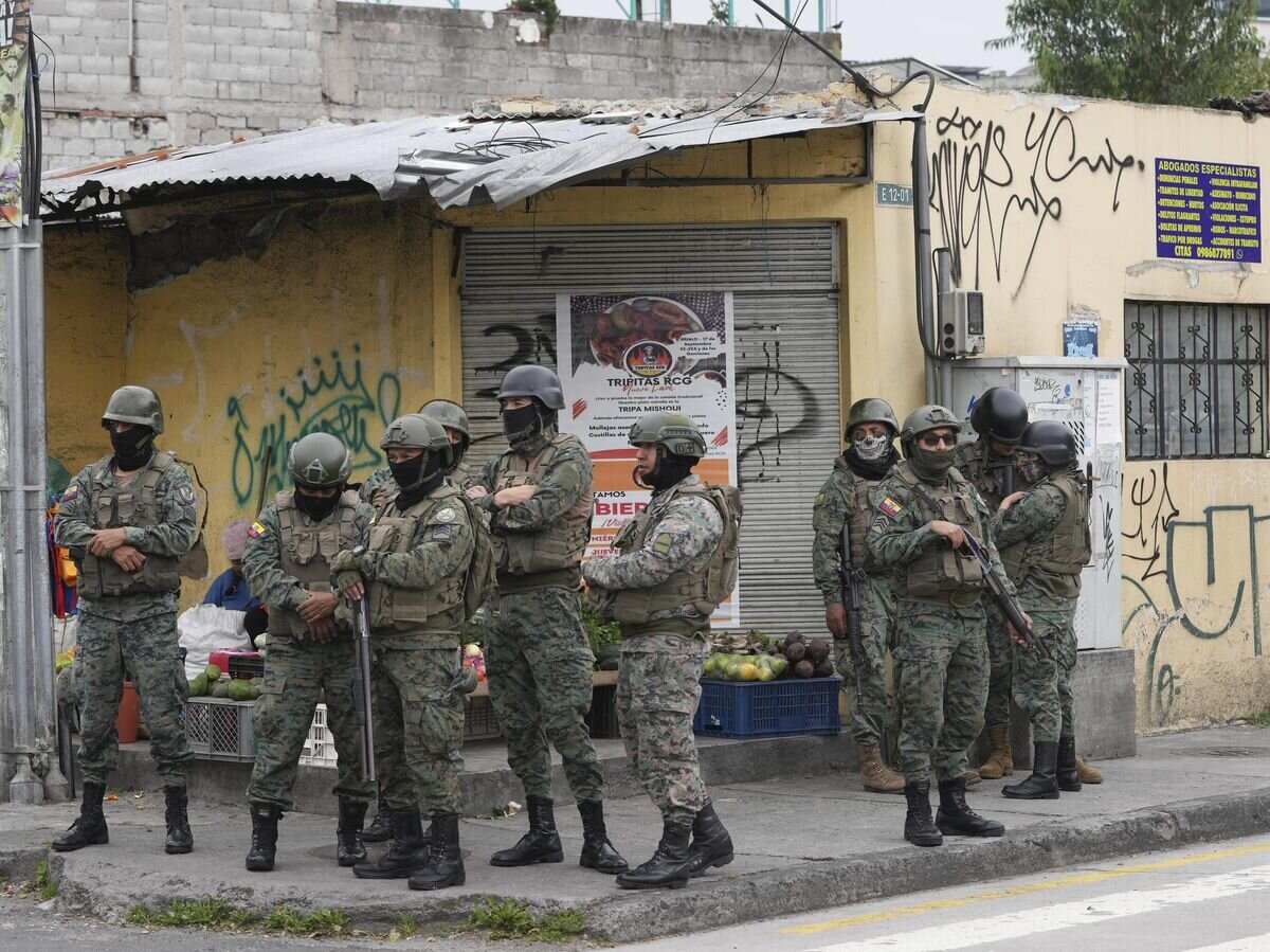    Солдаты патрулируют район около тюрьмы Эль-Инка в Эквадоре, где произошли массовые беспорядки© AP Photo / Dolores Ochoa