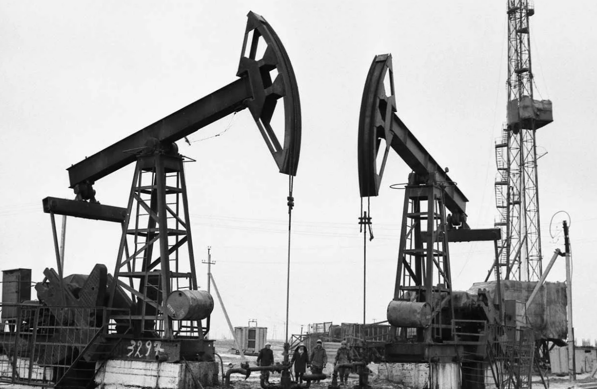 Первое нефтяное месторождение. Месторождения нефти (Ромашкинское, Мухановское). Ромашкинское месторождение 1948. Ромашкинское нефтяное месторождение СССР. Шугуровское месторождение нефти.