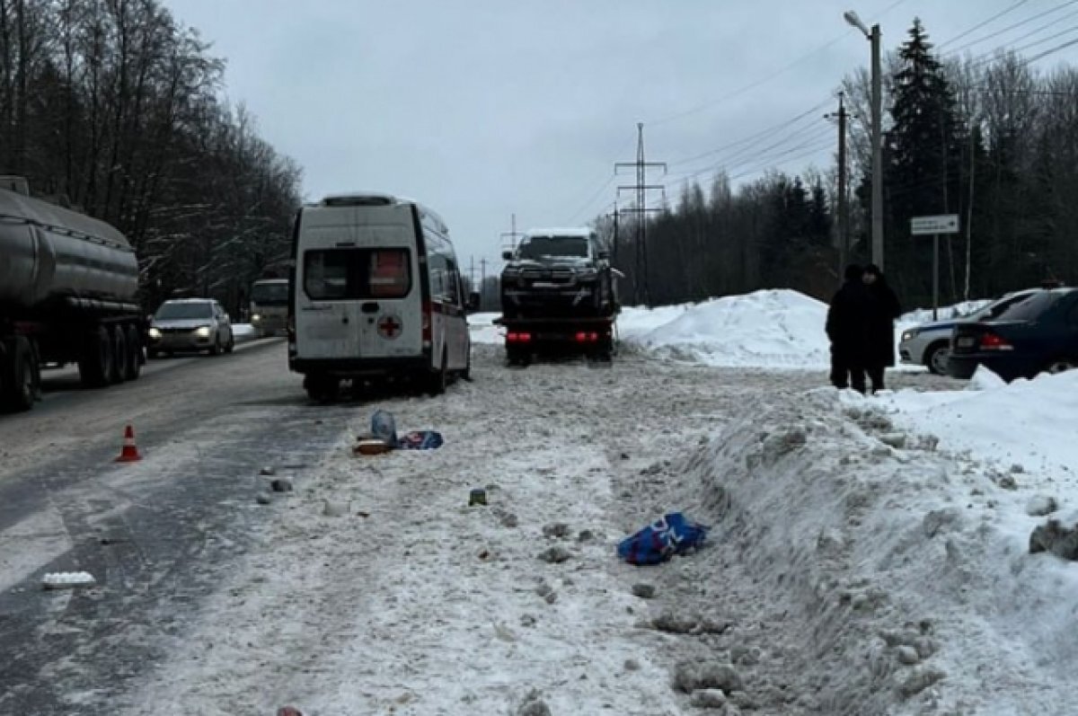    Под колёсами эвакуатора на «зебре» под Гатчиной погиб человек