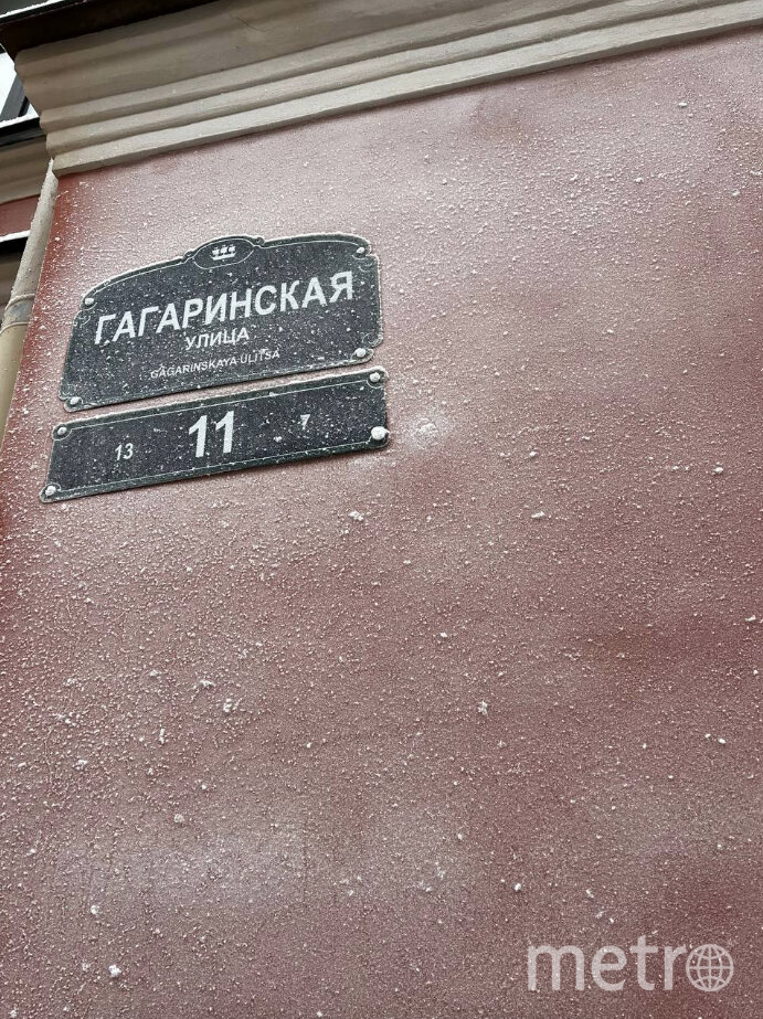    На зданиях в Петербурге появился необычный белый налет.Анна Сирота