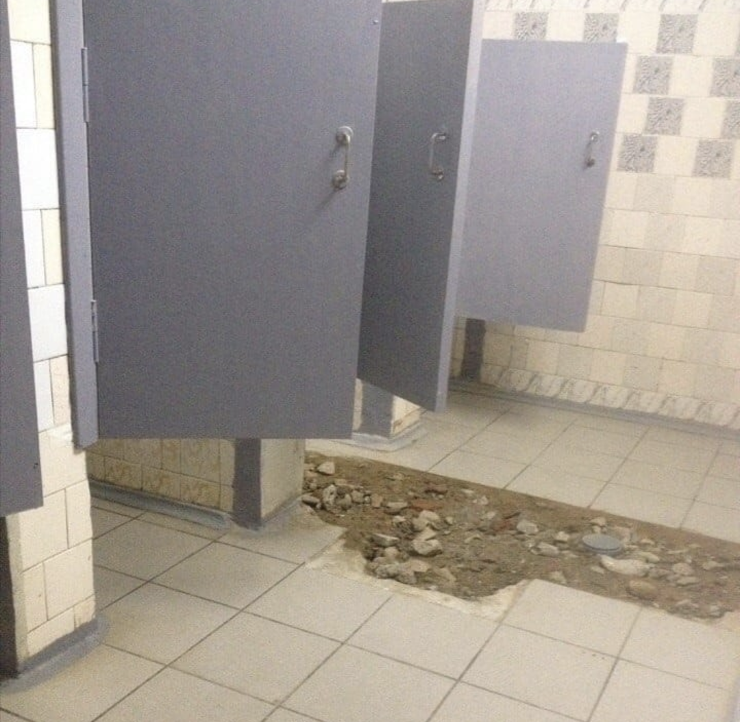 Фото не из универа (снимать туалеты тогда в голову не приходило), но даже цвет дверей такой же.