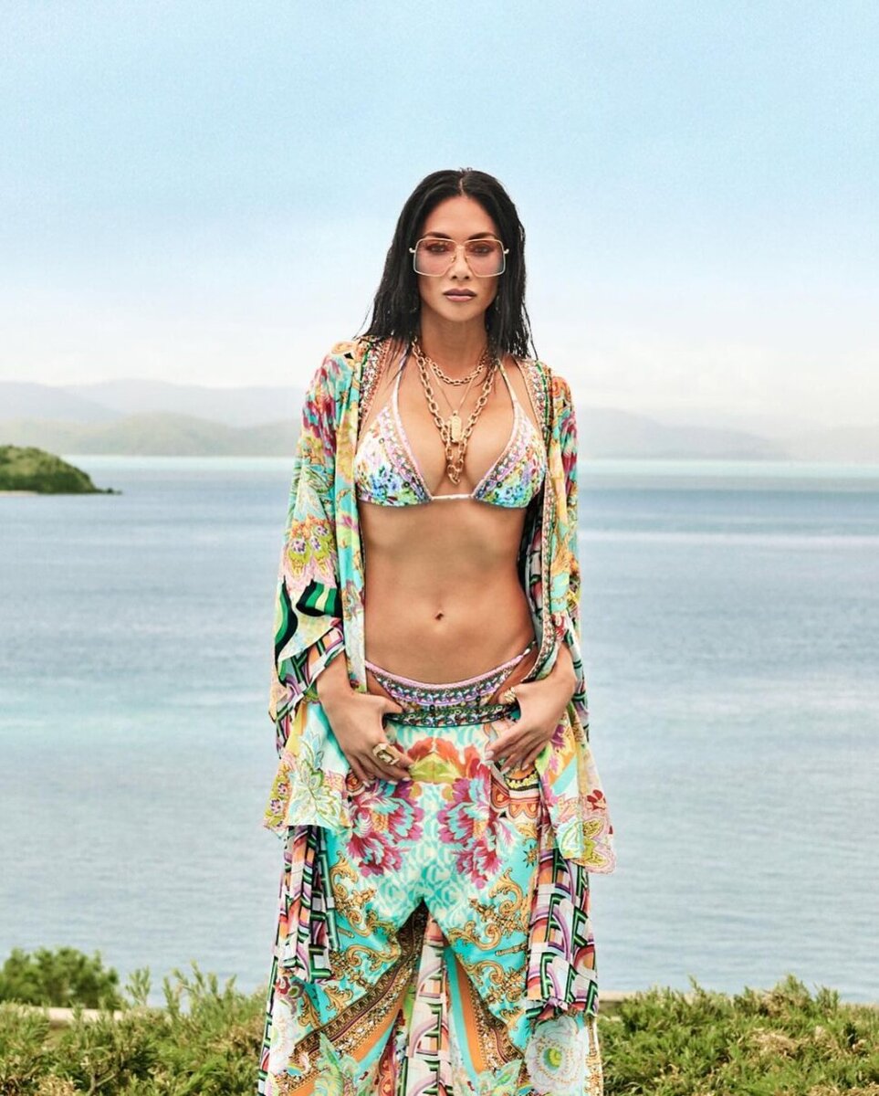 Стандарты красоты меняются день ото дня, но тренд на узкую талию, кажется, неизменен. Собрали знаменитых красавиц, оставляющих в фитнес-зале, похоже, добрую половину своего времени.-10