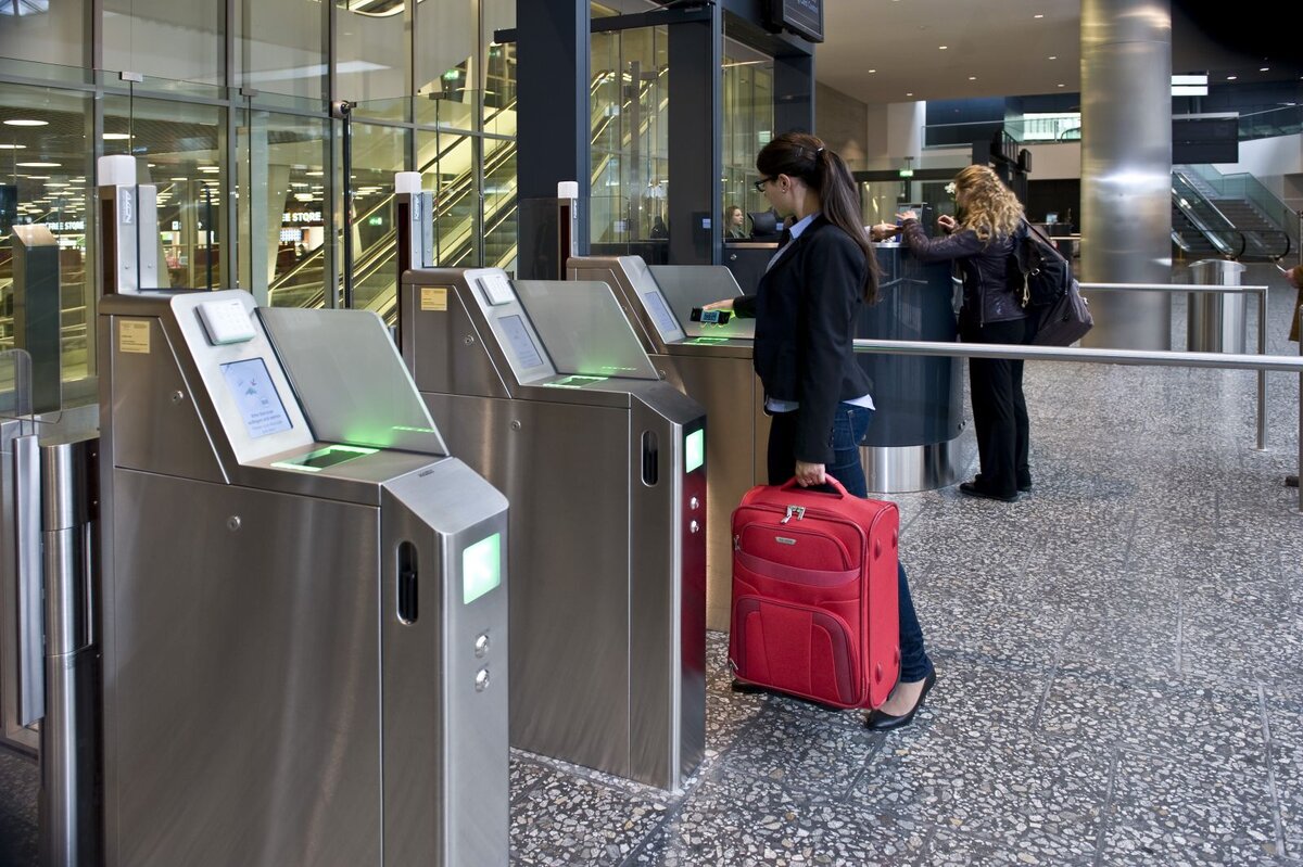 Посадочные в аэропорту. Passenger access Control Домодедово. Автоматические турникеты в Шереметьево. Аэропорт Домодедово турникеты. Турникеты аэропорта Внуково.