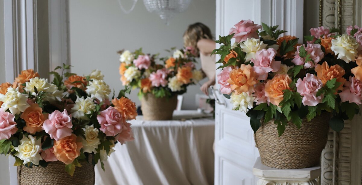 Почему любят цветы. Девушка с цветами прикол. Подарите женщине цветы стихи. Почему женщины так любят цветы. Статусы про цветы и девушек.