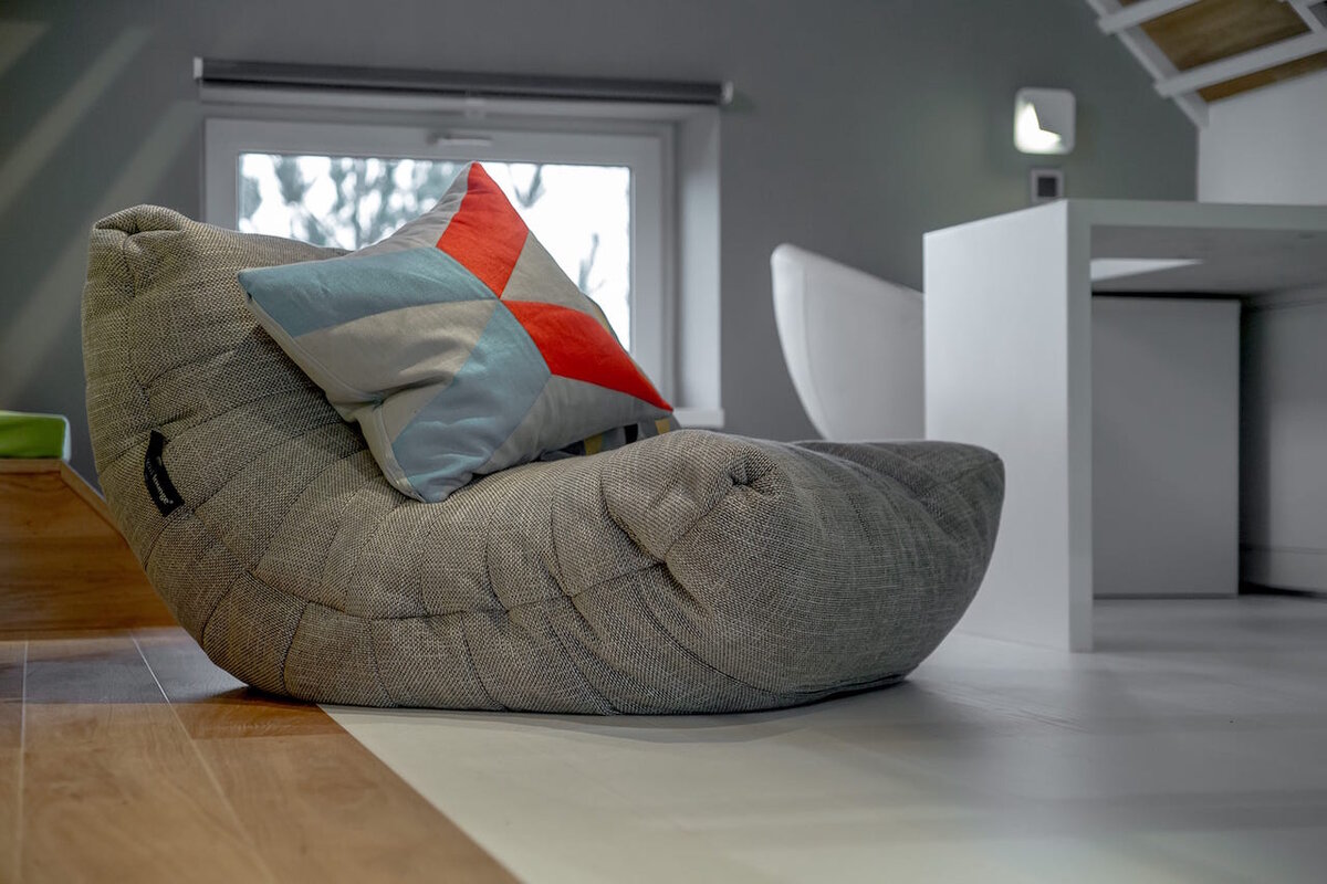 Бескаркасная мебель - это инновационное решение в области домашнего комфорта и стиля жизни. Она представляет собой коллекцию удобных и стильных предметов интерьера, которые не имеют традиционного каркаса и состоят из мягких, набитых наполнителем элементов.