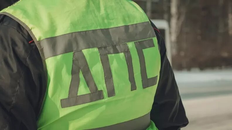     В Уватском районе на 526 км трассы Тюмень — Ханты-Мансийск произошло ДТП с участием «Шкоды Октавия» и фургона «Ситрак». В результате столкновения автомобилей пострадал водитель легковушки и трое его пассажиров — жена и двое детей, сообщает пресс-служба регионального управления ГИБДД.