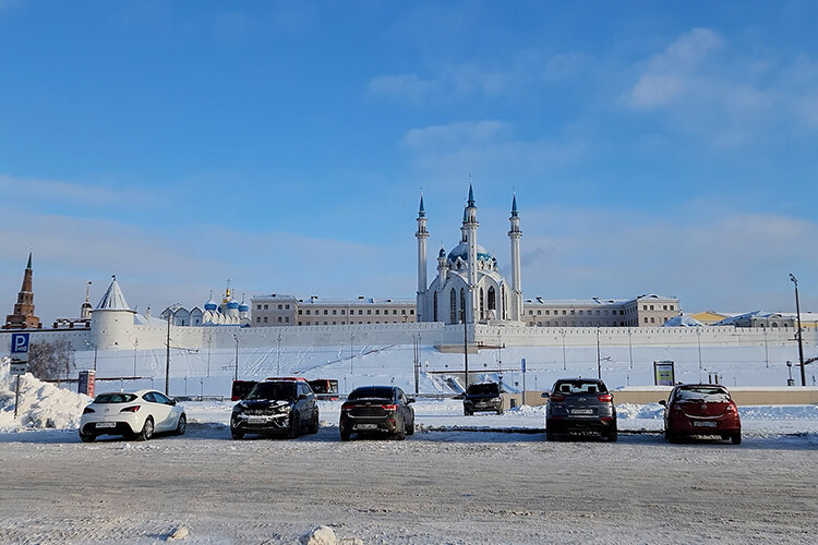    Сегодняшним будничным утром, т. е. спустя сутки после начала взимания платы днем, парковка у Центрального стадиона была непривычно пустой