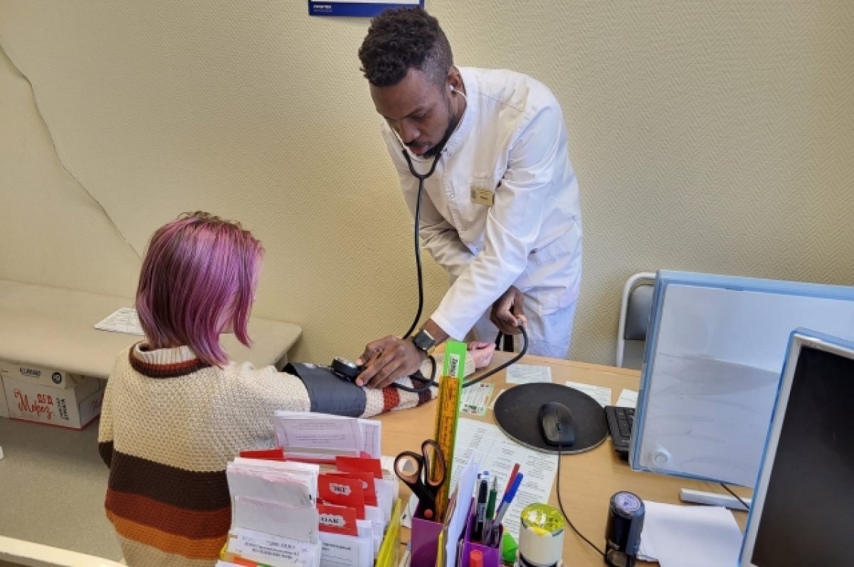    Молодой специалист принимает пациентов.