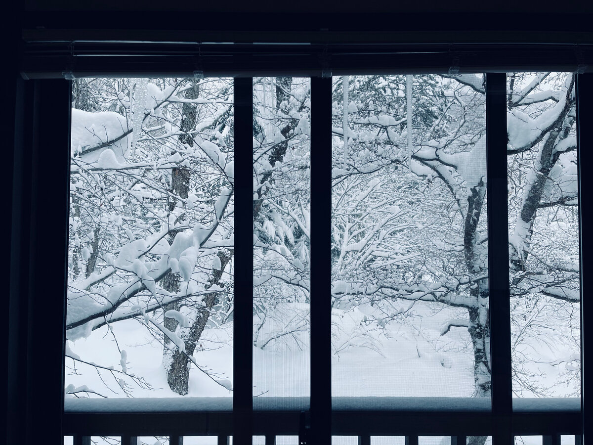 Почему окно запотевает зимой?