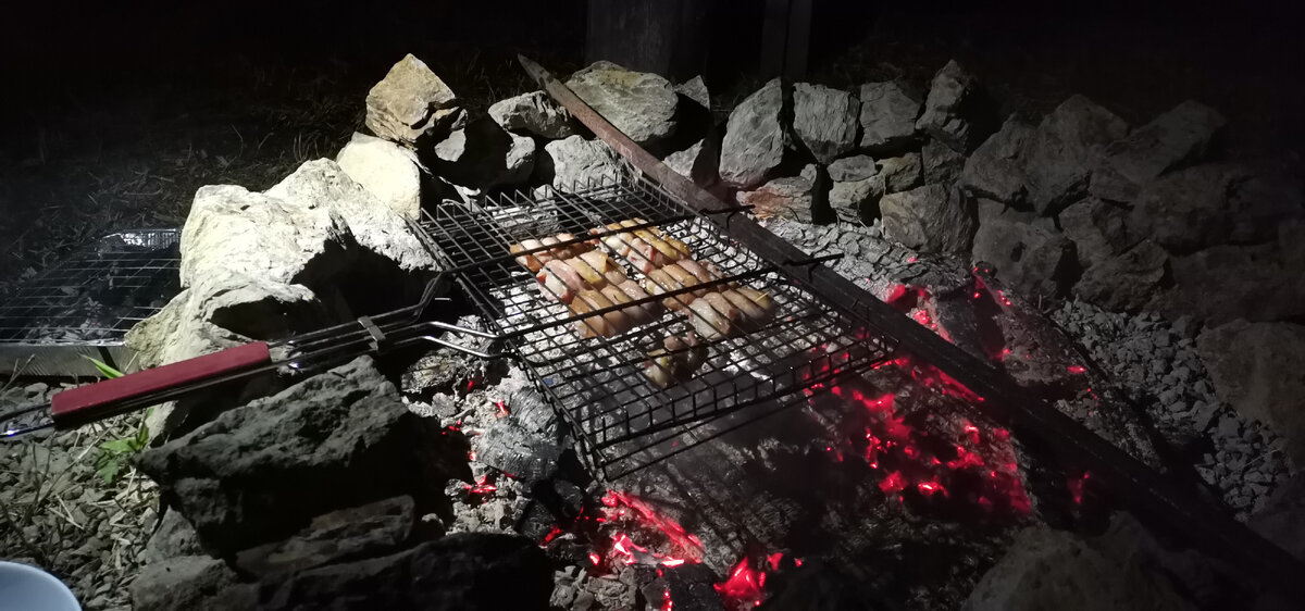 Гребешок в беконе готовится на костре. Листайте галерею, это вкусно.Водоснабжения и электроэнергии нет, а дзена сколько угодно.