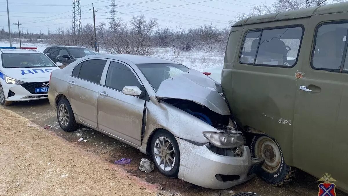     «УАЗ» столкнулся с двумя легковушками в Ворошиловском районе Волгограда, сообщает региональное ГУ МВД.