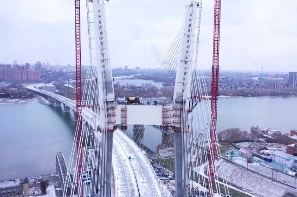    В Новосибирске демонтировали краны у пилона четвертого моста