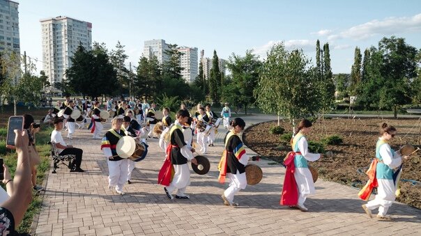 Совместное выступление Российских коллективов самульнори: Чондун (천둥), Мэк (맥), Ханнури (한누리), Ханкомчиб (한곰집), Мэсан (매산), Юллё (율려), Ханыль Сори (하늘 소리), Ёнсан (용산), Хан Маымэ Чиб (한마음의집)