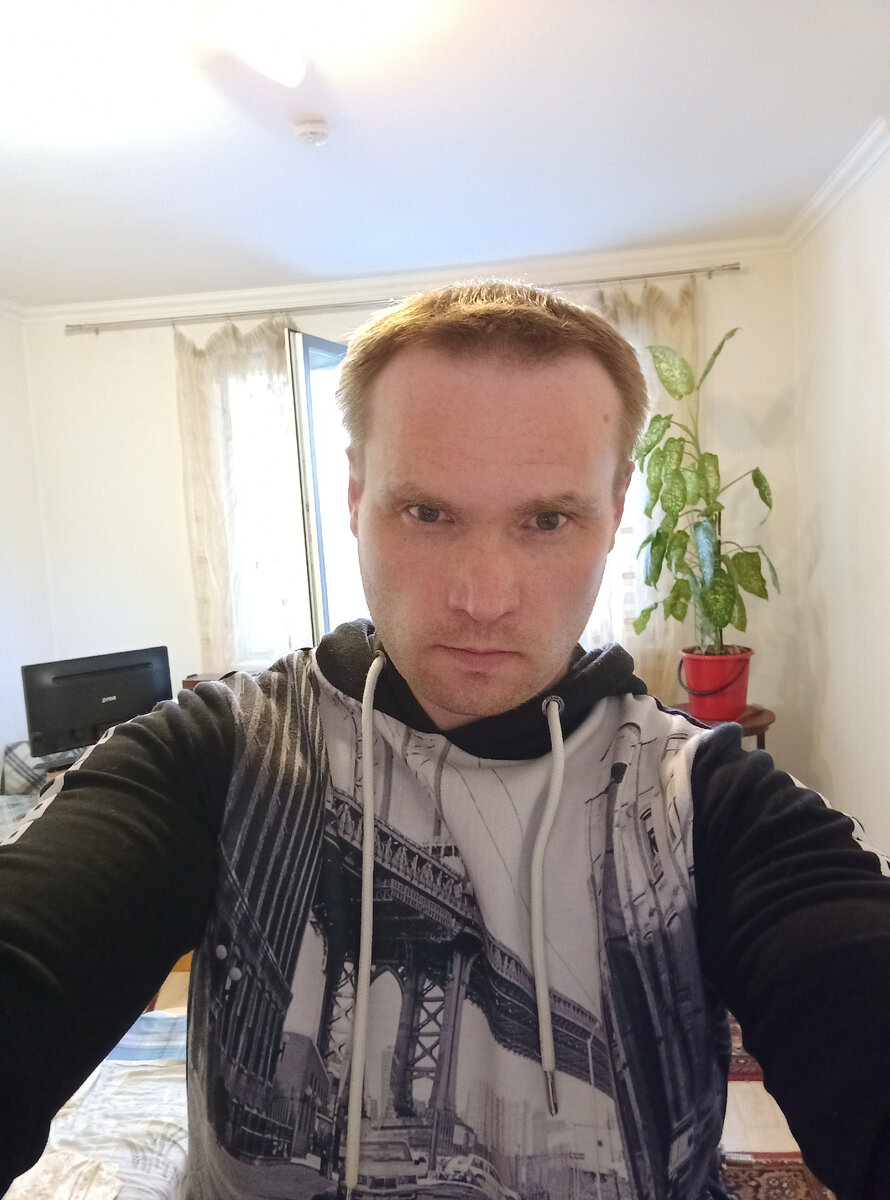 Девушка со смартфоном. Парню ее пишу. Первая не пишу. Парню ее пишу. Парню ее пишу.