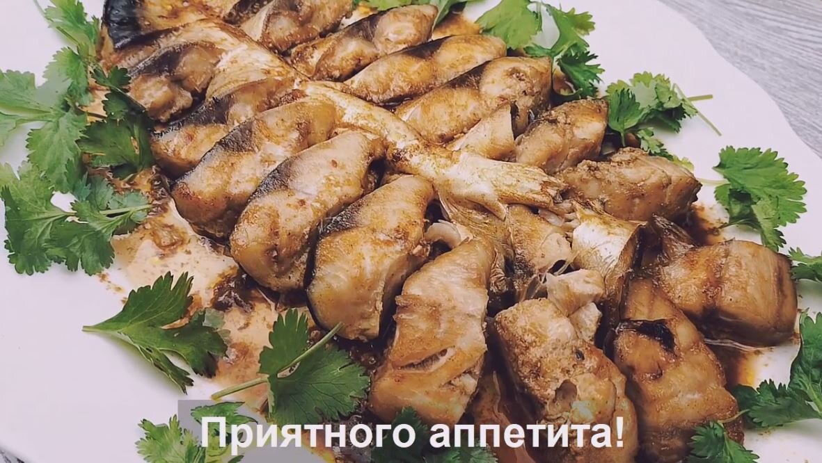 Ароматная запеченная скумбрия с луком