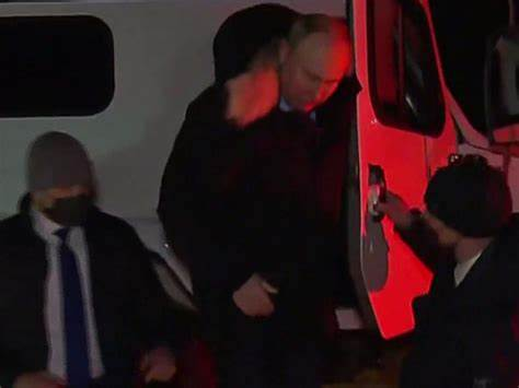 Зюганов, конечно, выпорет охрану Путина за то, что выпустили его на 30 градусный мороз Анадыря без шапки