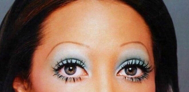 Если свои брови безнадежно исчезали, можно было нарисовать новые)