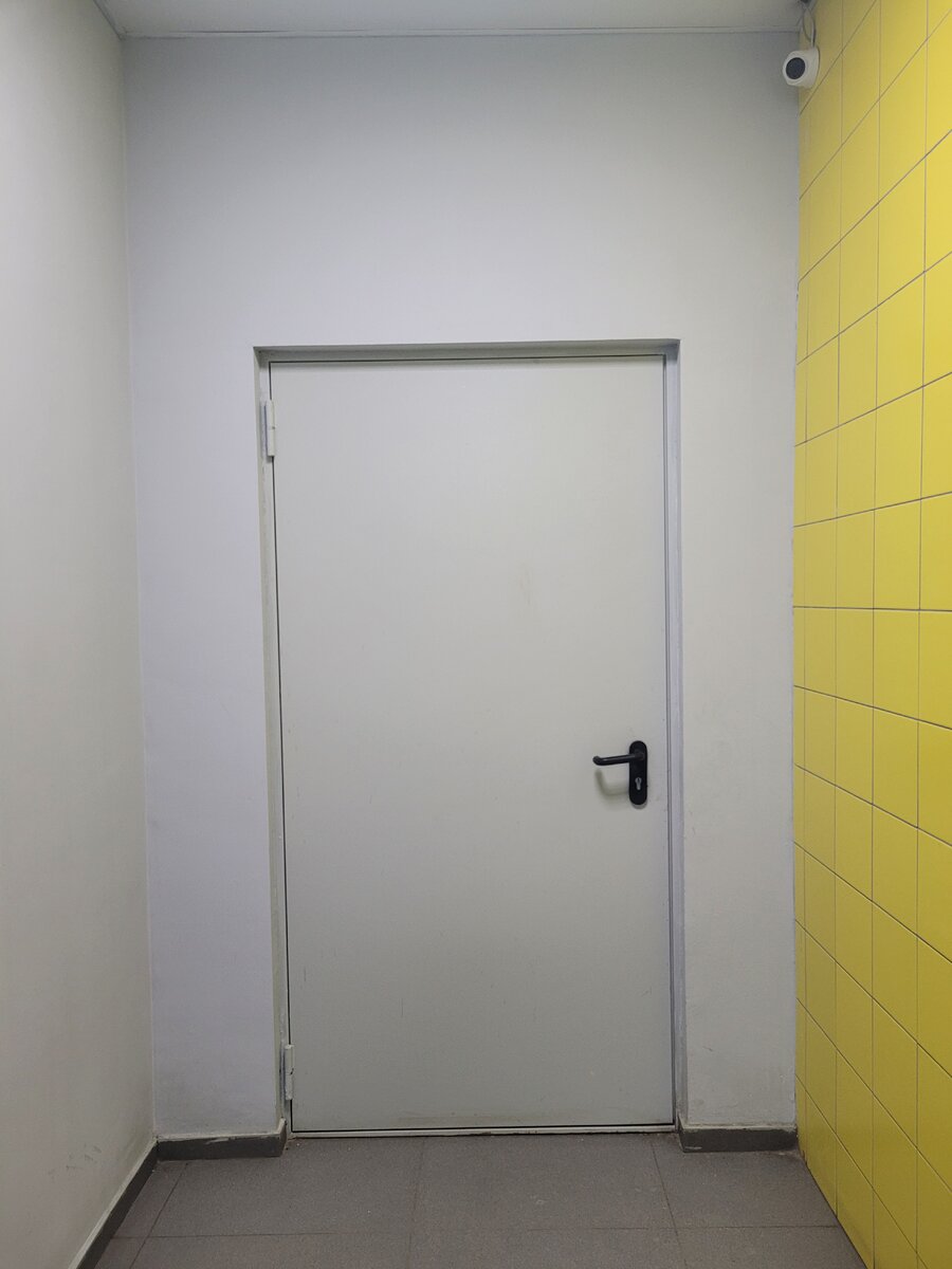 Дверь, ведущую на лестницу, невозможно было открыть