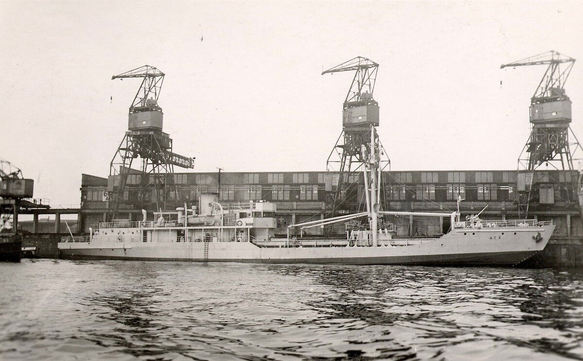 КТ-3 и его грузовые стрелы 