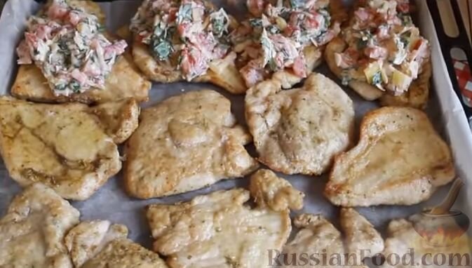 Филе курицы в духовке. Куриная грудка в духовке. Куриная грудка в духовке. Сочная курица грудка. Грудка запеченная в духовке сочная.