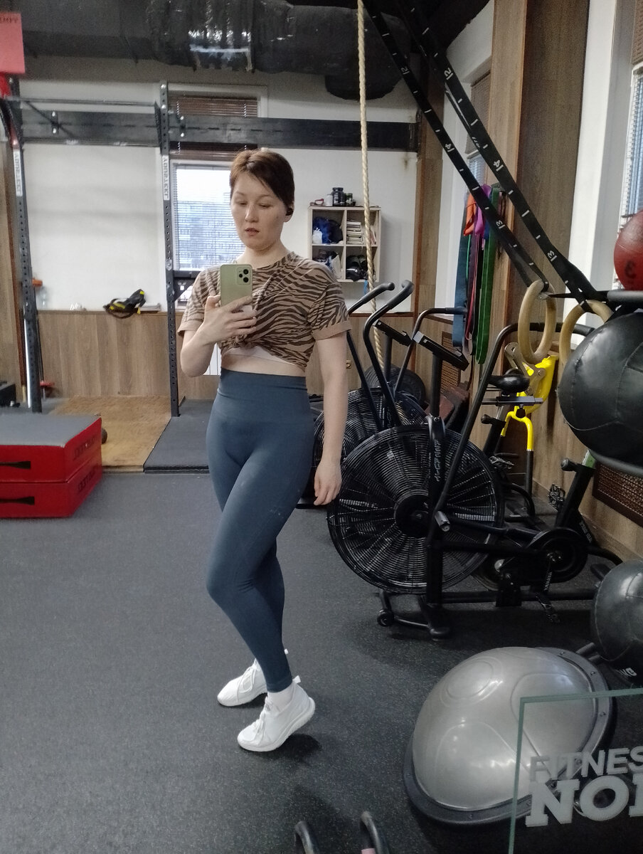 В зал я наряжаюсь, потому что особо больше никуда не хожу, ведь работаю я онлайн, и не люблю никуда ходить. 