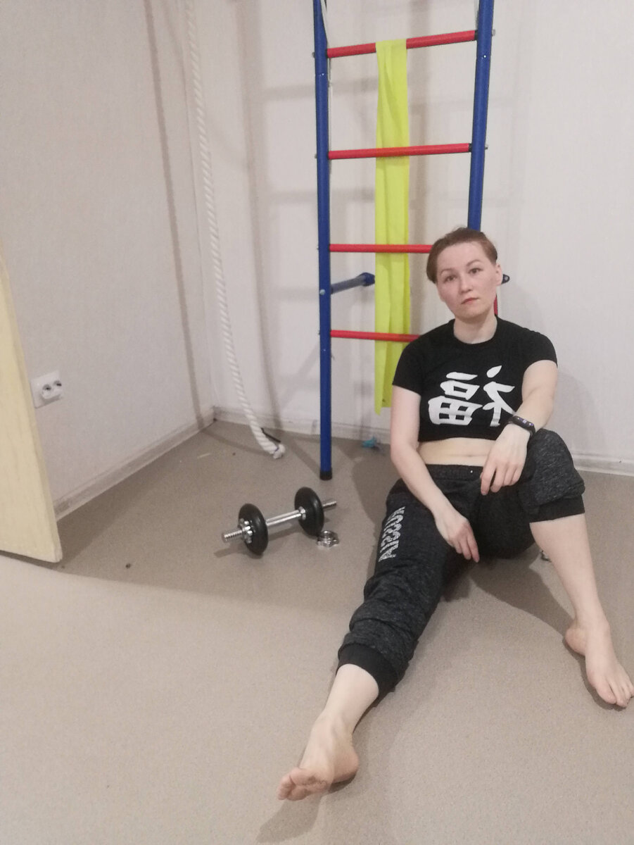 Дома я занимаюсь без носков, потому что так лучше чувствую опору и контролирую стопы. 