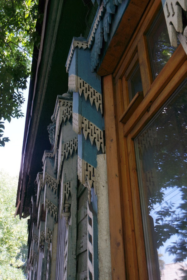 На одной из улочек Костромы резьба напомнила платье, где "барышня проявила фантазию"