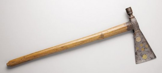 Монеты в качестве инкрустации? Хотя инкрустация латунными кружками и колечками практиковалась