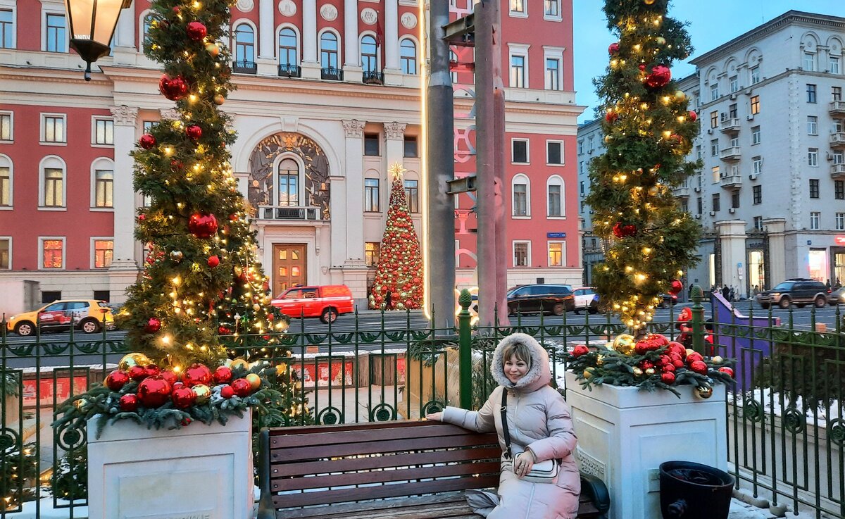 Я у мэрии Москвы. Фото автора.