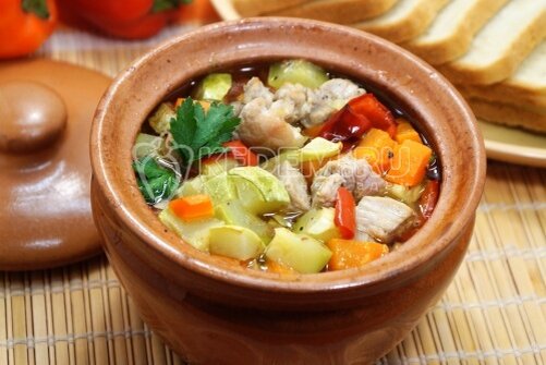 Баклажаны с грибами в горшочке. Овощное рагу с мясом в горшочке. Овощи в горшочках в духовке с грибами. Овощи в горшочках в духовке. Овощи в горшочках в духовке с грибами.