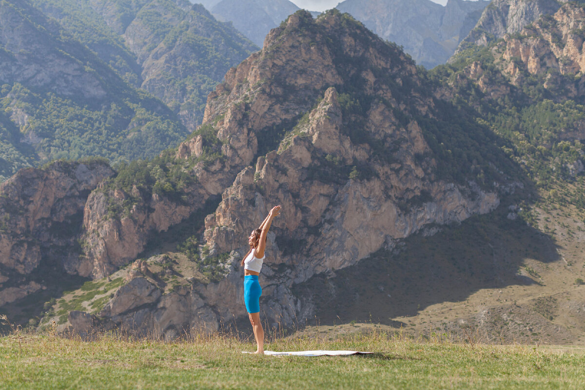 Удерживайте позу в течение 30 секунд до 1 минуты, дыша равномерно.
