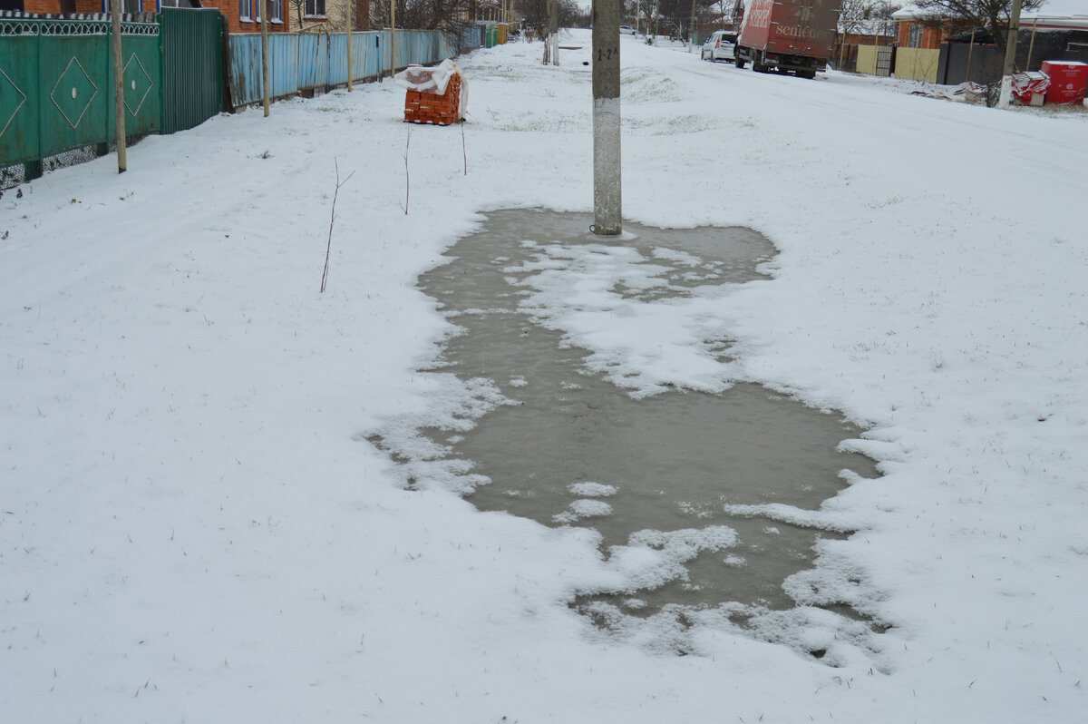 Фото автора. 10.01.2024. Станица. Зима. Лужа покрылась льдом.