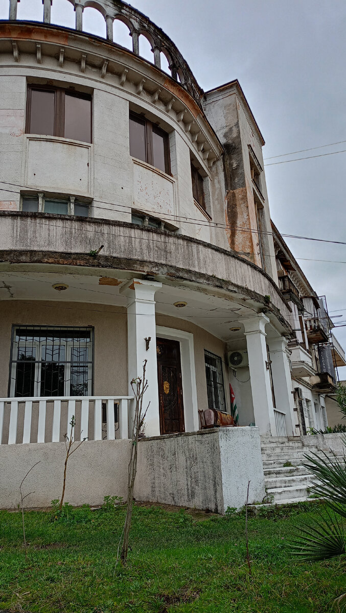 Вот этот дом обогнули