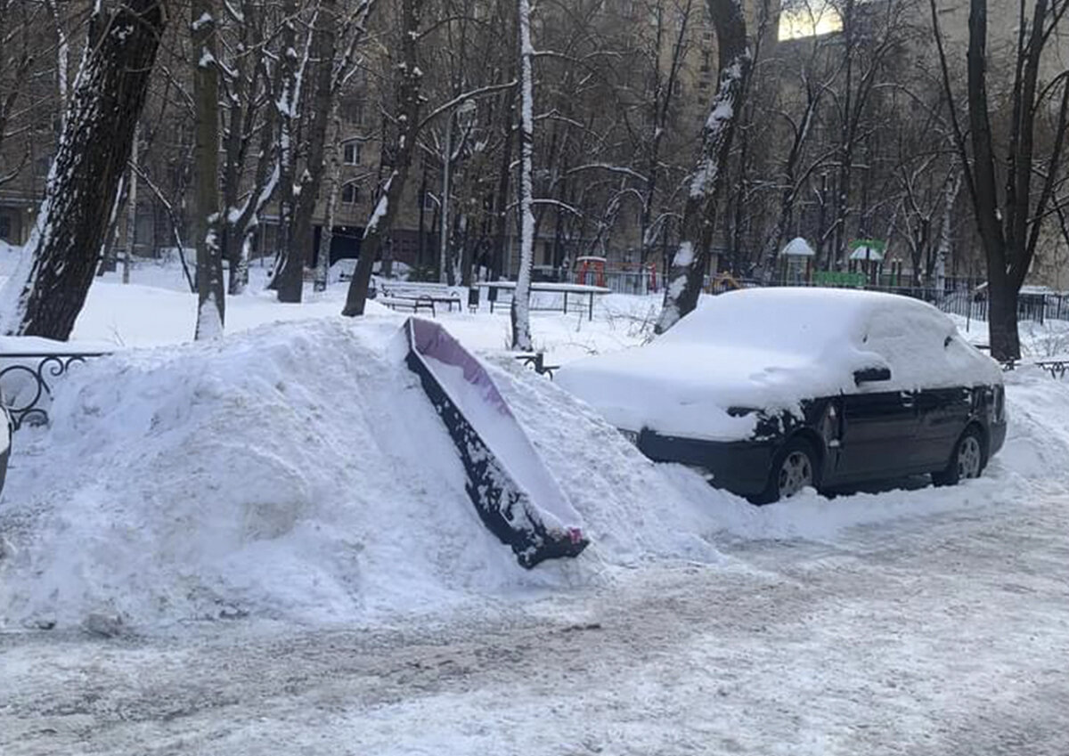 Гроб на помойке в центре Москвы озадачил жителей и заставил высказаться  экспертов | Московская газета | Дзен