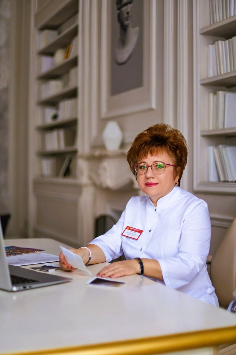 Признаюсь, у меня много пациентов с непростыми анамнезами. Многие из них, до обращения ко мне, не один год и даже, не пять лет, идут к долгожданной беременности.


Хочу рассказать вам один такой случай. 


4 месяца назад мы созвонились в рамках онлайн консультации. Елена мне рассказала, что ей уже 40 лет и 13 лет она занимается лечением бесплодия. За это время проведены 6 программ ЭКО, 8 переносов эмбрионов, и все они, к сожалению, безуспешны.


 Живет Елена в Нижнем Новгороде, программы проводила в своем городе и в Санкт-Петербурге.


У Елены есть сын, 17 лет, от первого брака, а во втором браке не наступает беременность.


 При проведении обследований выявлен мужской фактор. Супруг на 4 года старше Елены, и у него это первый брак. По спермограмме выявлено снижение подвижных и нормальных сперматозоидов (астенотератозооспермия). При обследовании у андролога выявлено варикоцеле расширение вен мошонки, что напрямую влияет на функцию яичка и простаты, снижая качество и количество сперматозоидов. Супругу была назначена терапия на 6 месяцев, но изменения в спермограмме были незначительные.


Проводя программу ЭКО проводилось оплодотворение методом ИКСИ, но по результату культивирования эмбрионов в инкубаторе, всегда получали мало эмбрионов хорошего качества.


Затем супругу провели операцию по устранению варикоцеле и через 3 месяца вновь пошли на ЭКО, но при получении 12 яйцеклеток Елены получили только 3 хорошо дробящихся эмбриона, но их подсадка не дала хорошего результата.


После очередной неудачи при обследовании эндометрия Елены обнаружили полип эндометрия проведя гистероскопию с удалением полипа снова пошли на перенос размороженного эмбриона и снова неудача.


Вот с такой, не простой ситуацией, я ознакомилась на 
онлайн консультации. Рекомендовала провести ряд дополнительных обследований: дополнительное обследование сперматозоидов супруга с определением ДНК фрагментации сперматозоидов (разрывом цепочки ДНК сперматозоида, которое несет генетическую информацию формирующемуся эмбриону), получив результат процент сперматозоидов с наличием фрагментации выявлен высоким - 59%, что является показанием к проведению ЭКО с ПГТ (предимплантационное генетическое тестирование эмбрионов) для выбора здорового эмбриона на перенос в полость матки.


Елена, по моей рекомендации, сдала анализы на АФС (антифосфолипидный синдром) и результат показал его наличие.


Далее мной назначена подготовительная терапия для Елены перед протоколом ЭКО и также терапия, которая будет проводиться в программе ЭКО.


Проведя программу ЭКО мы получили 9 яйцеклеток. 4 хорошо дробящихся эмбриона отправили на ПГТ и только один имел хорошие генетические показатели.


Подготовившись к программе ЭКО с использованием размороженного эмбриона в естественном овуляторном цикле с дополнительной терапией АФС после переноса, хорошего качества эмбриона, получили положительный результат ХГЧ -452 мЕд\мл.


При УЗИ на 25 день после переноса один эмбрион в полости матки с сердцебиением💓порадовал нас всех.


Елена прослезилась🥲 , как долго она шла к этому результату.


Теперь она наблюдает беременность по месту жительства, присылает мне все результаты обследований, обсуждаем дальнейшую терапию.


Желаю ей легкой беременности и родов🤱


Я всегда на связи.

