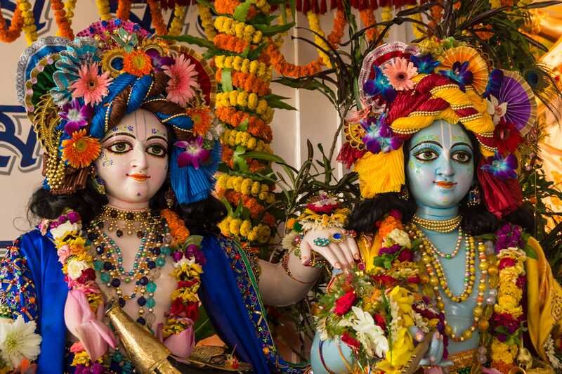 Мурти Кришна-Баларамы, украшенные цветами. Фото: Mayapur Live