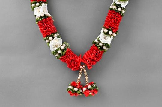Гирлянда из атласа. Фото: Rudraksha Ratna