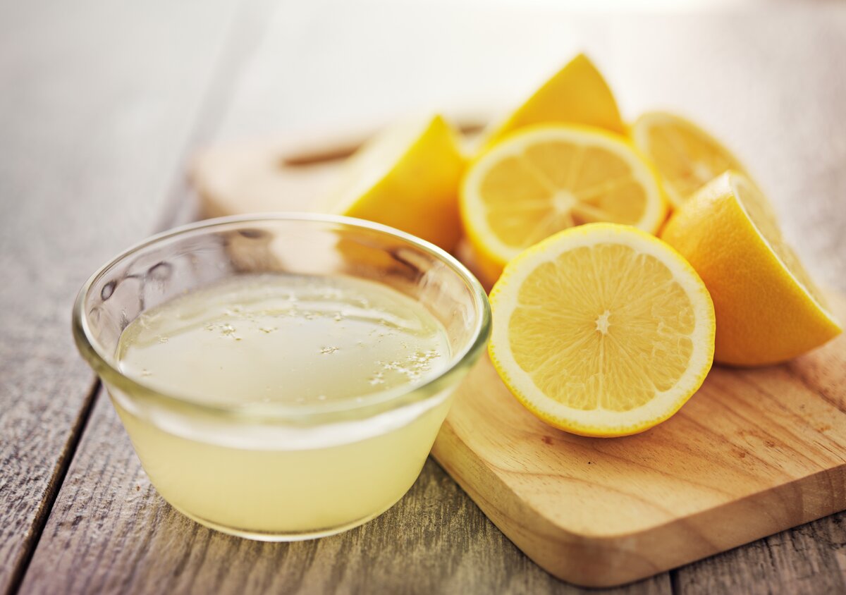    Если судьба подкинула тебе лимон, то выжми из него сок — это отличный естественный отбеливатель для простыней.Фото: Shutterstock.com