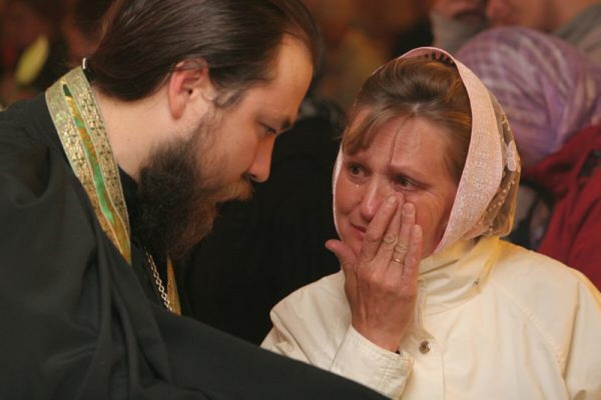 Исповедь часть 2. Женщина плачет в церкви. Женщина плачет в храме. Православная женщина в храме. Православные люди.