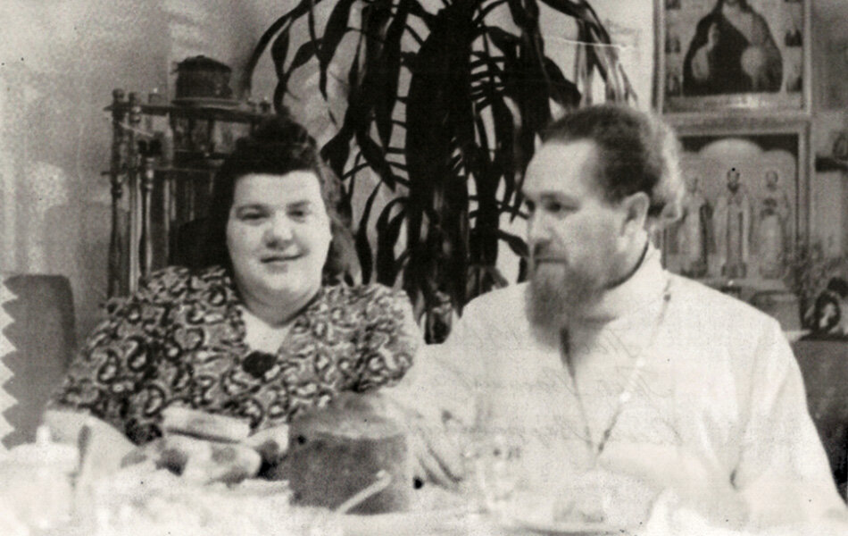 Родители о.Георгия о.Василий и матушка Ольга. Пасха 1960, Бологое. 