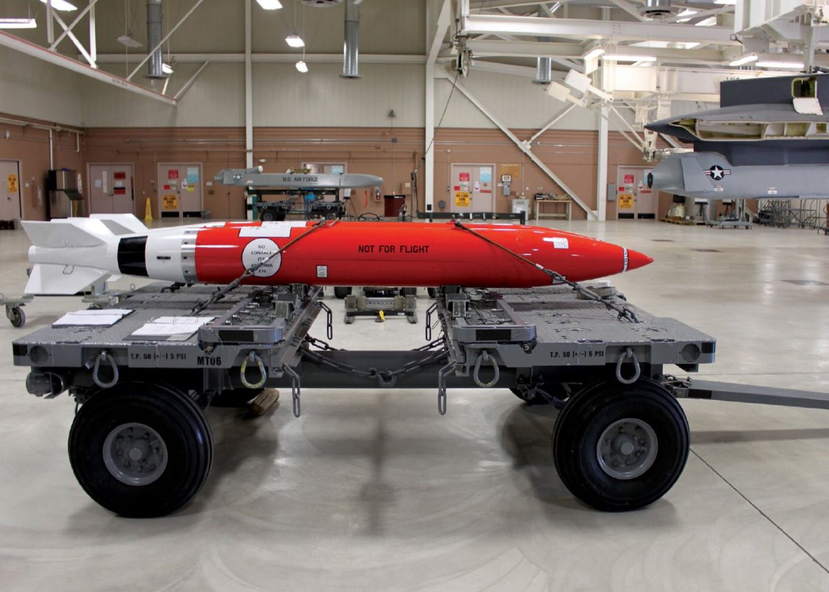Nuclear b. Ядерная бомба b61. B61-12. 61 Бомба. Водородная бомба b61