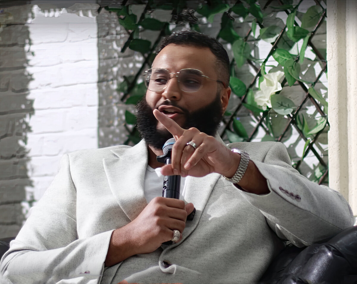 Тослый, холеный, увешанный драгоценностями Мохаммеда Хиджаб мысленно с палестинцами 